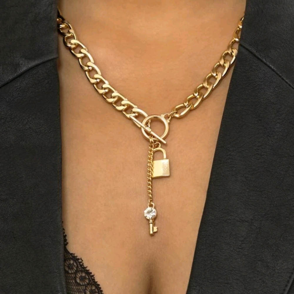 GORGEOUS CHUNKY GOLD LOCK AND KEY NEW